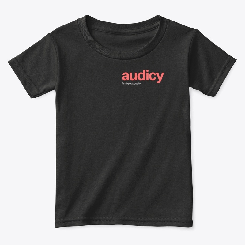 AUDICY SLOGAN TEE CORRAL