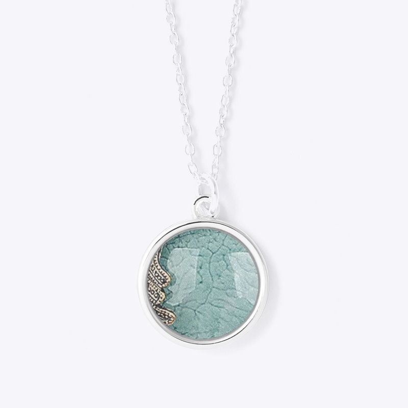 Circle pendant necklace