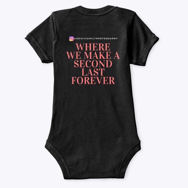 AUDICY SLOGAN TEE CORRAL