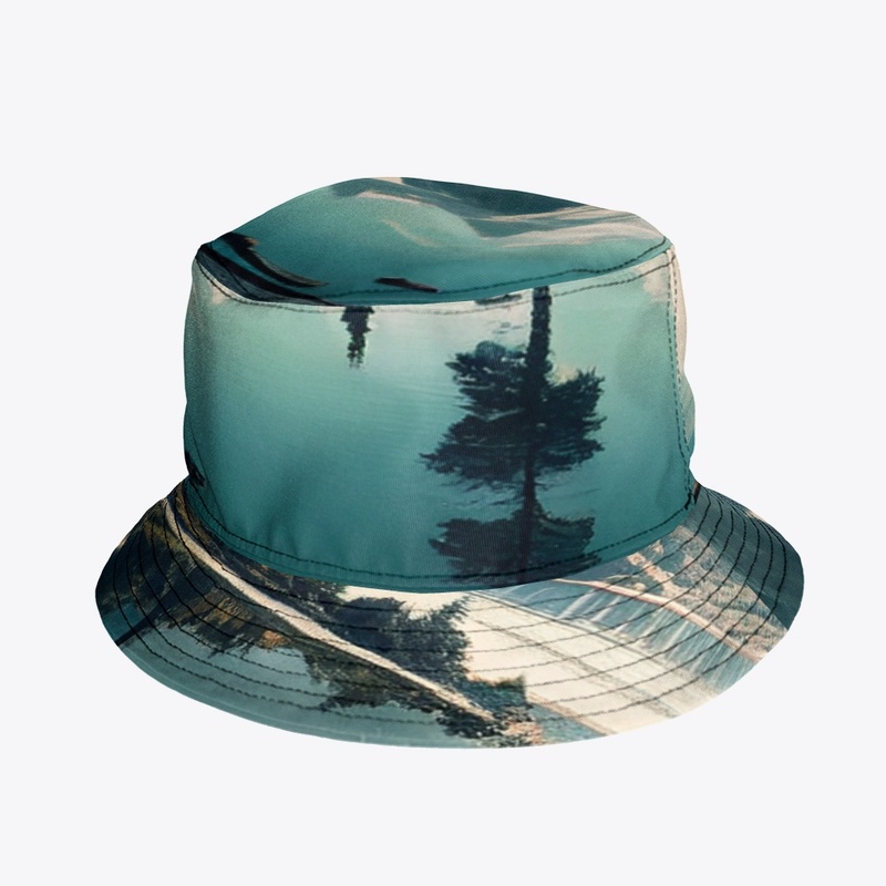 WsisW A mountain lake with a mountain